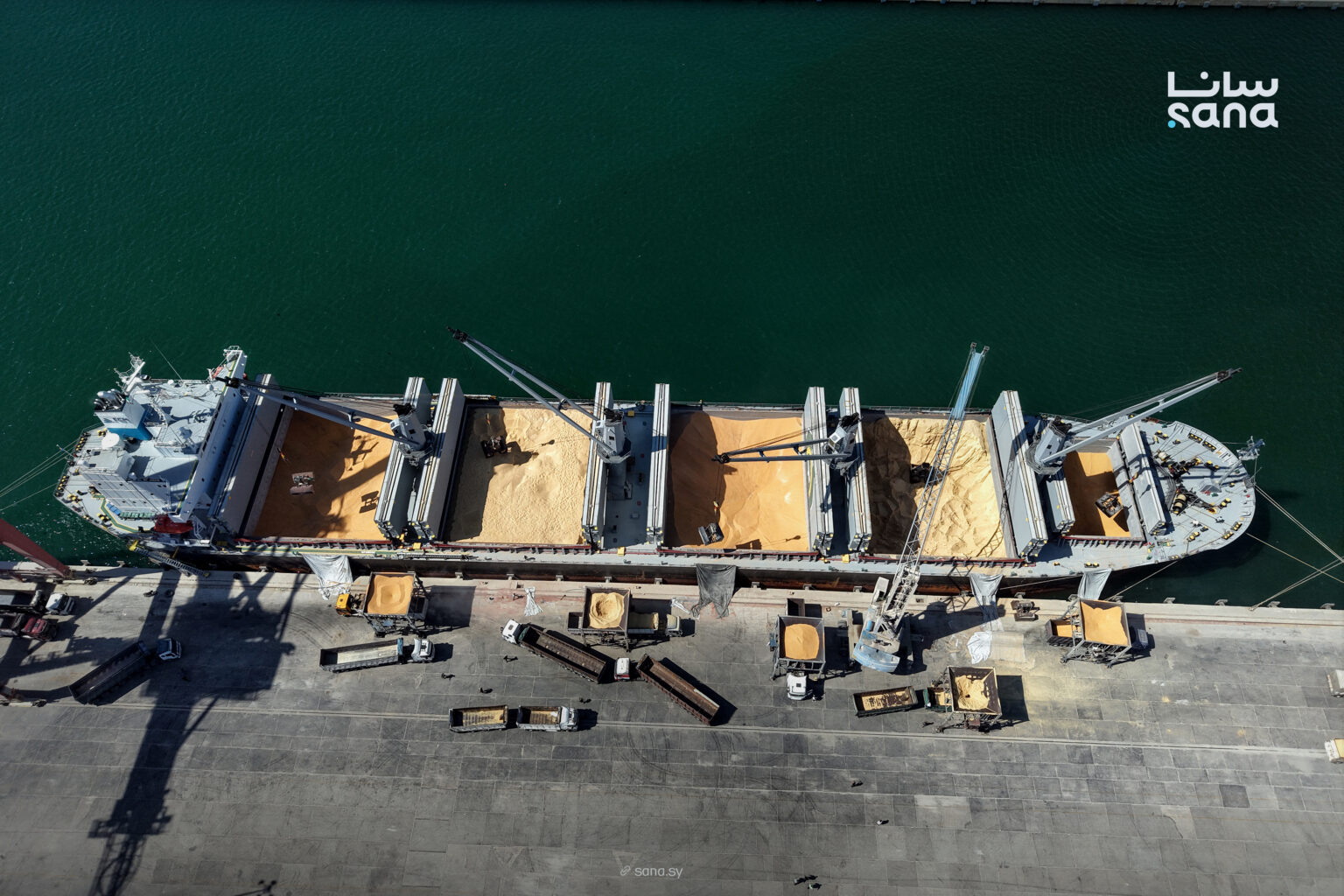 Ein zweites Frachtschiff direkt im Hafen von Tartus angekommen, um den direkten Import zu stärken