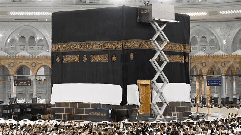 In einem fortlaufenden Erbe der Pflege, das sich über 100 Jahre erstreckt... Austausch des Gewands der ehrwürdigen Kaaba