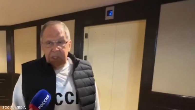 Lawrow sorgt in Alaska mit einem sowjetischen "Sweatshirt" bei dem US-russischen Gipfel für Aufsehen – Ist das eine Botschaft?