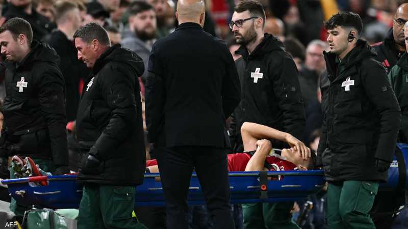 ليفربول يتلقى ضربة موجعة.. إصابة مدافعه الشاب ليوني بقطع في الرباط الصليبي