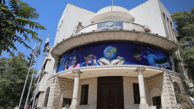 משרד החינוך הסורי אוסר על חזרה על כל סיסמאות או שירים שאינם ההמנון הלאומי בבתי הספר