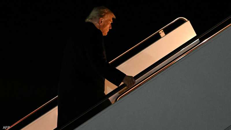 Trump trifft den Emir von Katar an Bord seines Präsidentenflugzeugs auf dem Weg nach Malaysia