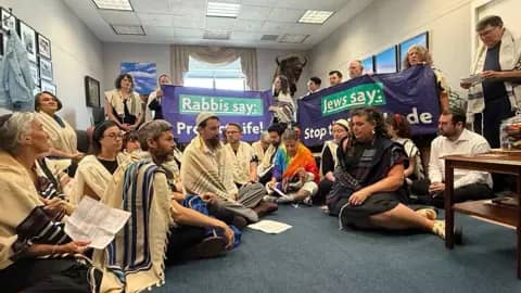 Detención de decenas de rabinos judíos en Washington y Nueva York durante protestas para poner fin al asedio a Gaza