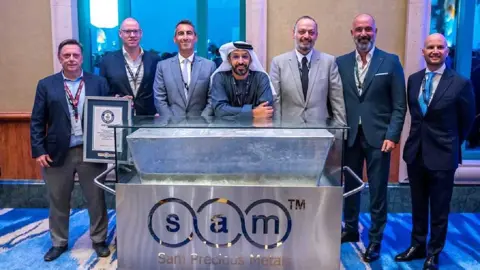 Dubai, dünyadaki en büyük gümüş külçesini yaklaşık iki ton ağırlığında tanıttı