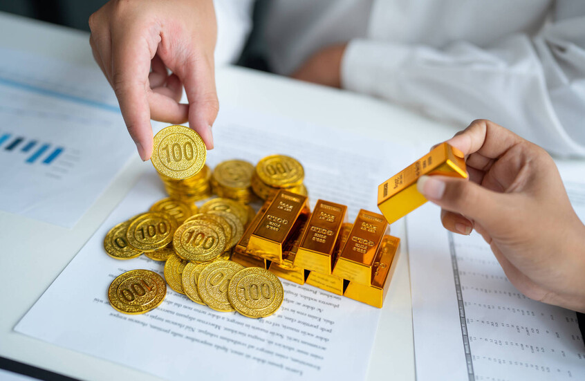 Gold Surges as Cryptocurrencies Decline in 2025