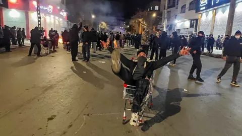 Irán enfrenta tercer día de bloqueo de Internet en medio de protestas crecientes