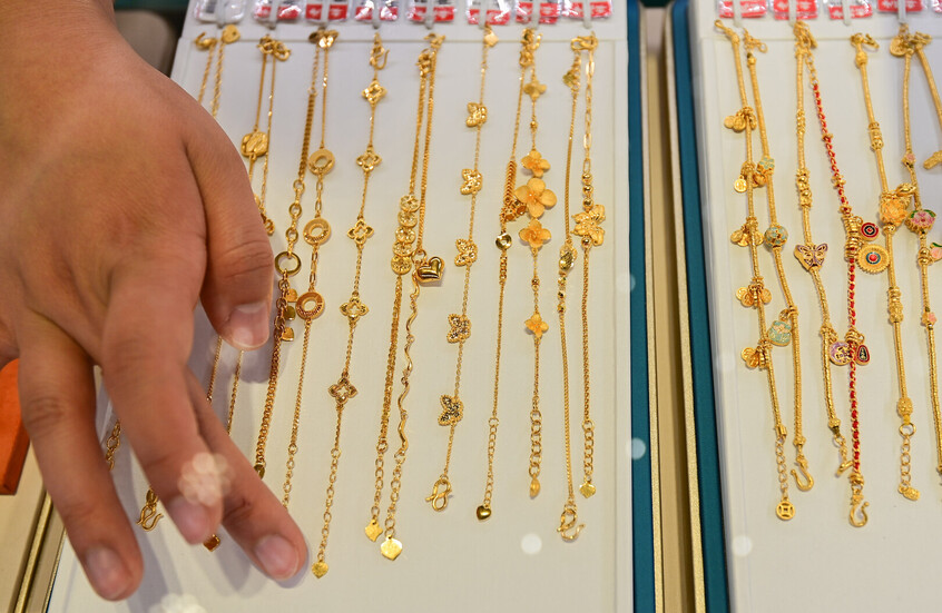 Aumento de los precios del oro con el aumento de la demanda de refugio seguro en medio de tensiones geopolíticas