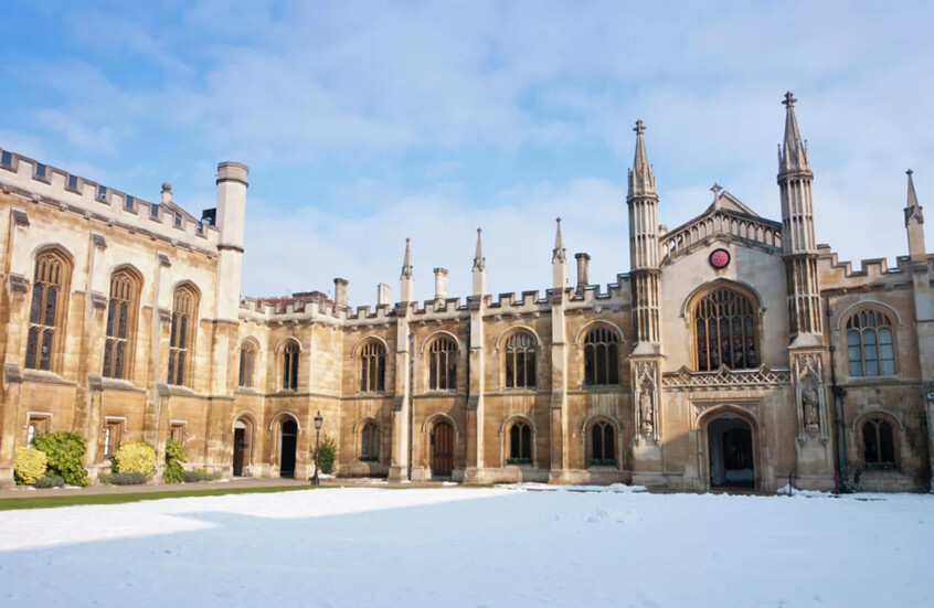 L'Université de Cambridge fait face à de vives critiques après la révélation d'investissements de plusieurs centaines de millions dans l'industrie de l'armement