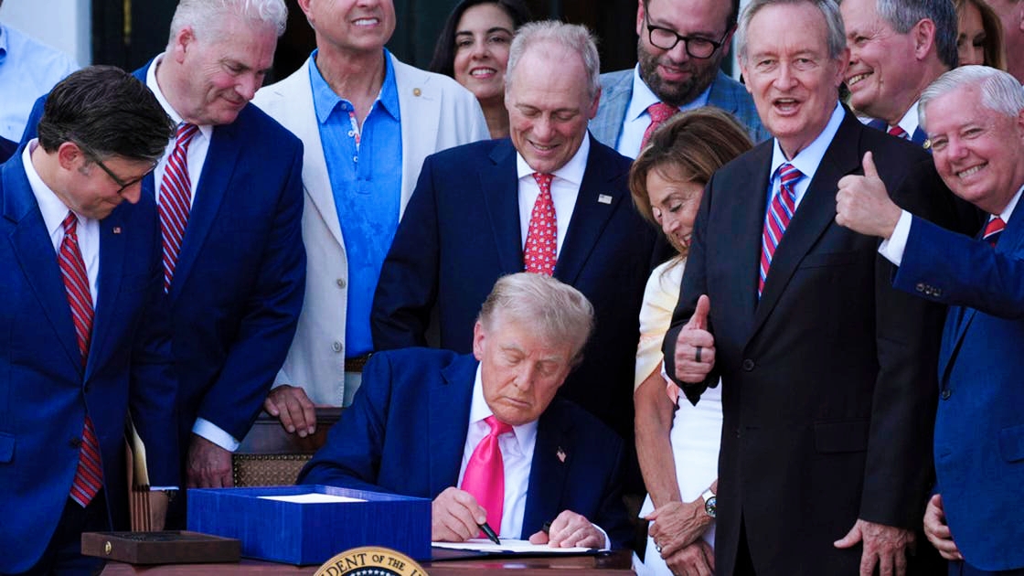 Trump unterzeichnet Steuer- und Ausgabengesetz .. Erwarteter wirtschaftlicher Aufschwung in Amerika