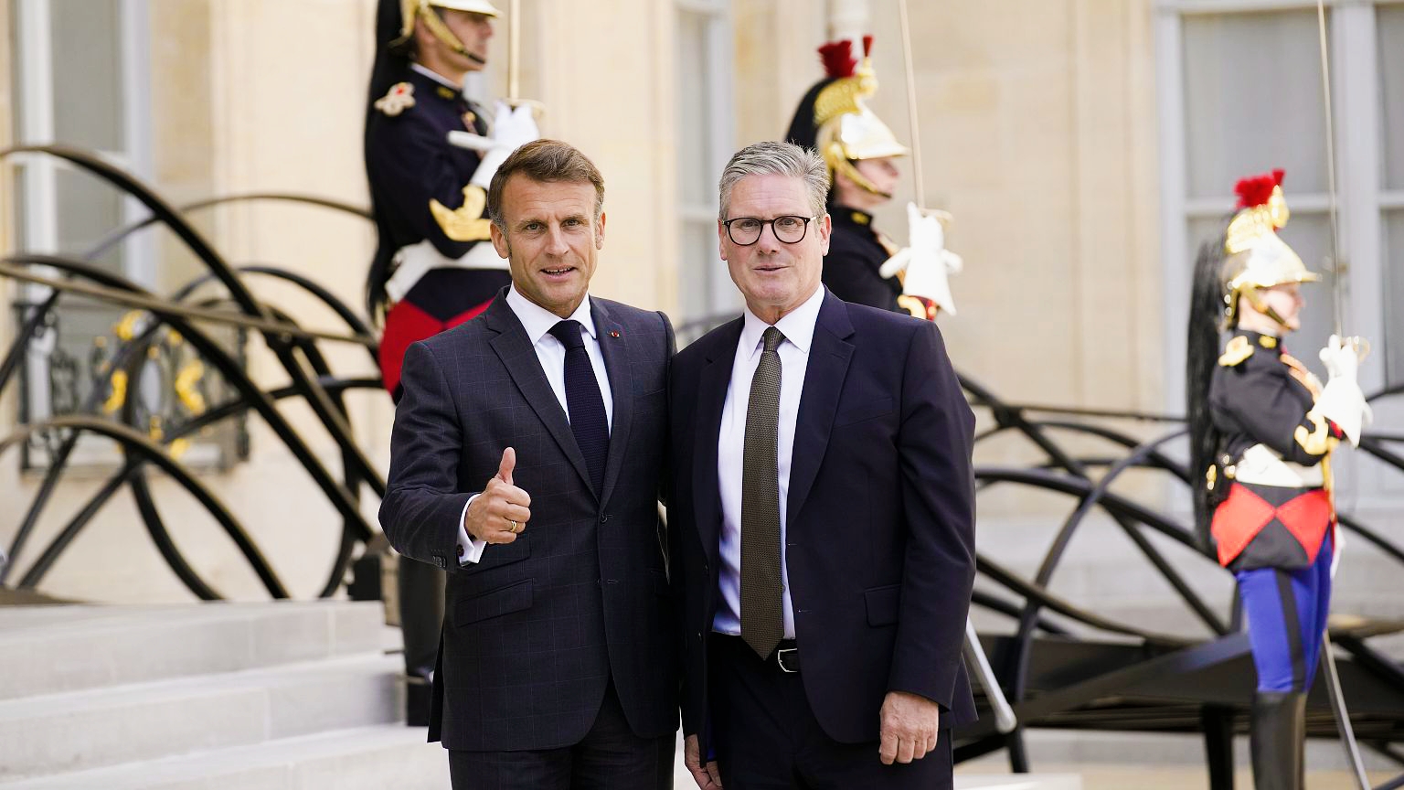 Macron İngiltere'yi Ziyaret Ediyor .. Ukrayna ve Göçü Desteklemek İçin Konuşma ve Zirve