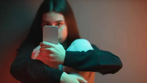 מותה של נערה בריטית בעקבות בריונות רשת מעורר דרישות לסגירת אתר שנוי במחלוקת