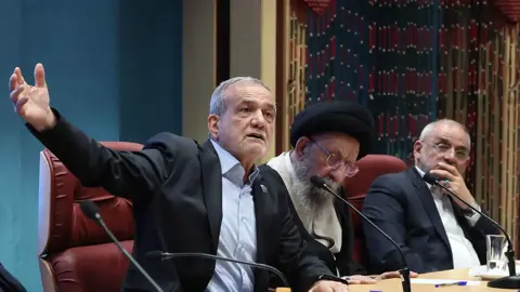 بزشكيان يدعو لاحتواء التوترات إقليمياً عبر الحوار ويراهن على التعاون المشترك