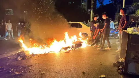 İran, Bakdüşt'teki Protestolarla İlgili İlk Tutukluların Duruşmasına Başladı