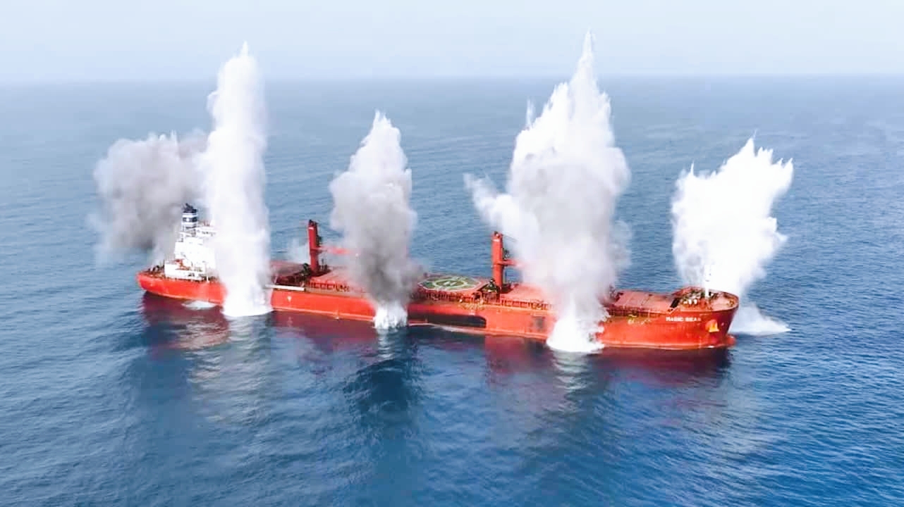 Verschmutzungsgefahr bedroht das Rote Meer und den Bab al-Mandab nach dem Untergang des Schiffes "Magic C's"
