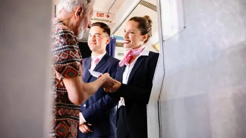 ليست مجاملة فقط.. ماذا تخفي ابتسامة مضيفة الطيران قبل الإقلاع؟