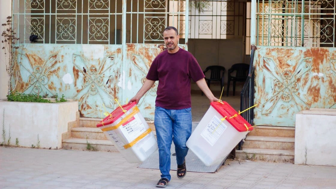 ليبيا توقف المرحلة الثانية من الانتخابات البلدية في مدن كبرى شرق البلاد