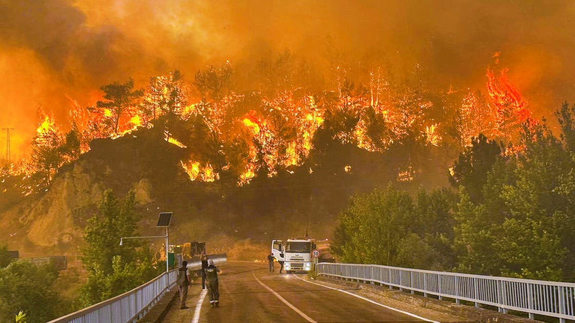 Les incendies de forêt encerclent la quatrième plus grande ville de Turquie, entraînant l'évacuation de milliers de personnes