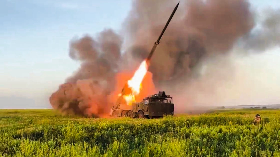 Violent bombardement russe secoue Kiev tôt le matin, faisant des morts et des blessés