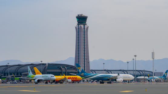 11 000 vols annulés… Une congestion aérienne dans le Golfe pousse des milliers de résidents à fuir par la route