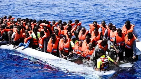 غرق قارب قبالة سواحل اليمن يودي بحياة 68 مهاجرًا أفريقيًا وفقدان العشرات