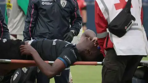 Schreckliche Verletzung für den Spieler von Independiente del Valle, Jean Pierre Arroyo, nach einem brutalen Eingriff in der ecuadorianischen Liga