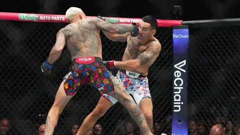 UFC 326.. Charles Oliveira besiegt Max Holloway und gewinnt den BMF-Titel einstimmig