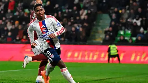 Umtiti, Endrick'i eleştiriyor: "Sadece şut çekmeyi düşünüyor" Lyon'daki düşüşü sonrası