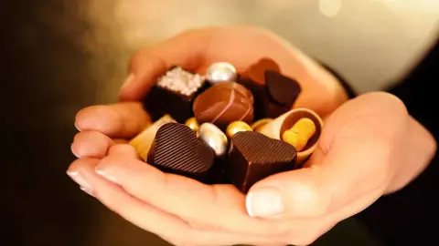 Kaliforniya'da Bir Öğretmen, Doğum Günü Sırasında Çocuklara Esrarlı Şeker Verdiği İçin Dava ile Karşı Karşıya