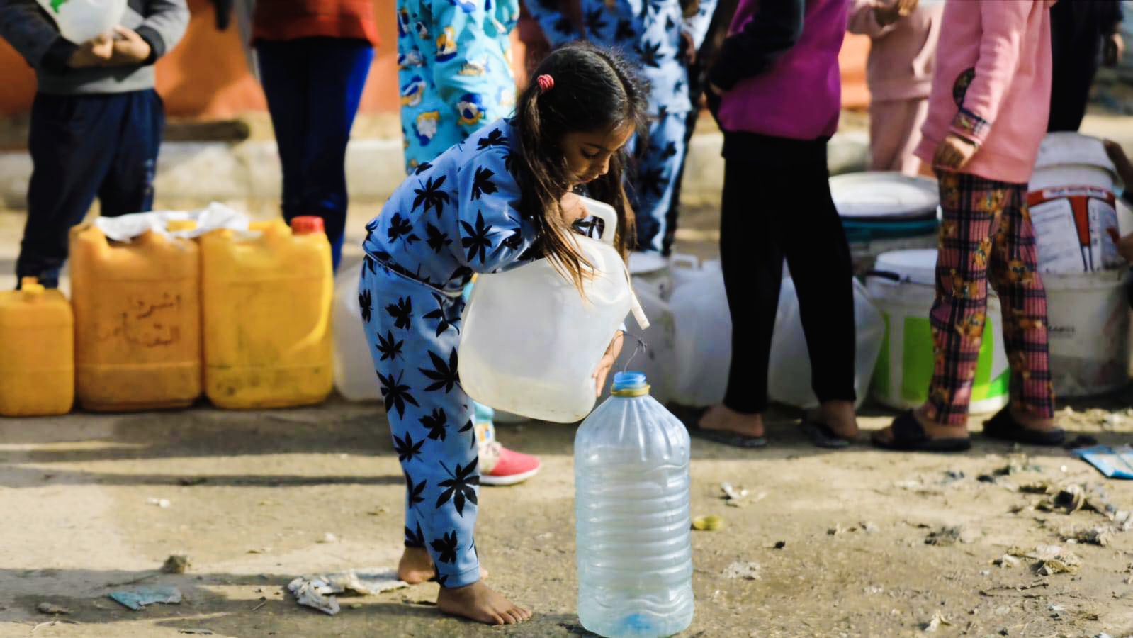 Gaza está sitiada por la sed después del hambre: una catástrofe humanitaria que se agrava