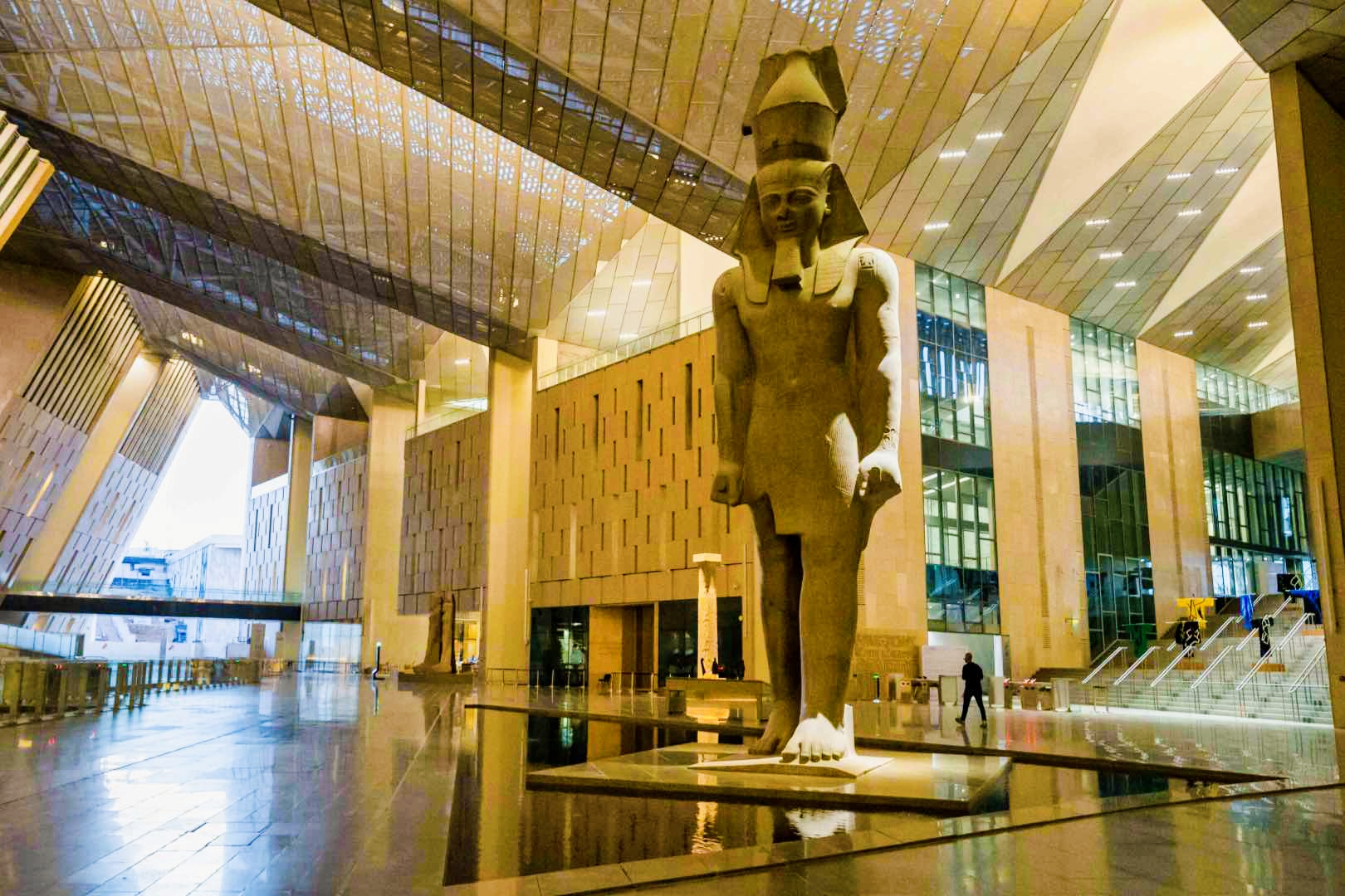 إعلان المتحف المصري الكبير يجمع صلاح وميسي .. وساويرس يشعل مواقع التواصل
