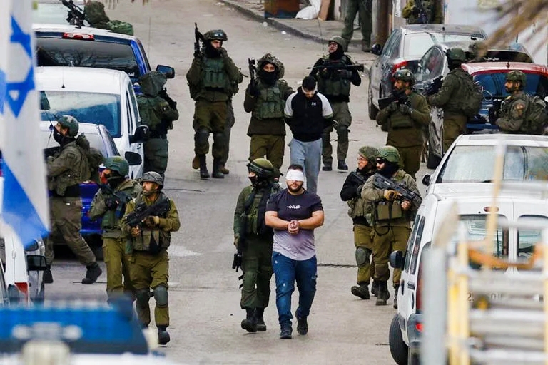 Israel confiscates 1.5 million shekels in a raid in Ramallah targeting money transfers to Hamas