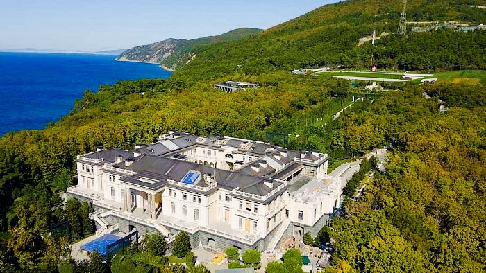Un gran incendio amenaza el Palacio de Putin en el Mar Negro tras un ataque de drones ucranianos