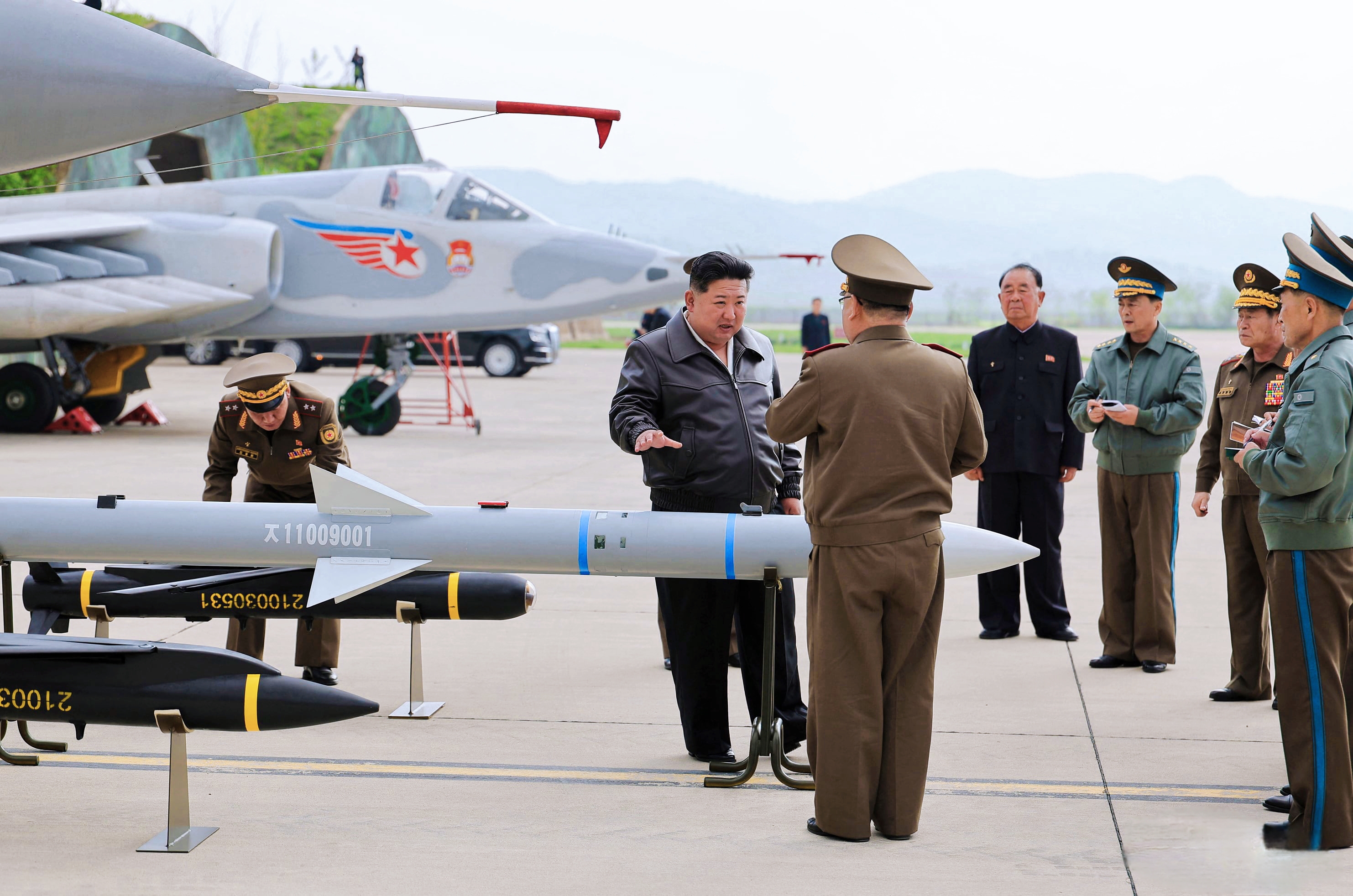 Kim Jong-un inaugure une nouvelle ligne de production de missiles avant sa visite militaire à Pékin