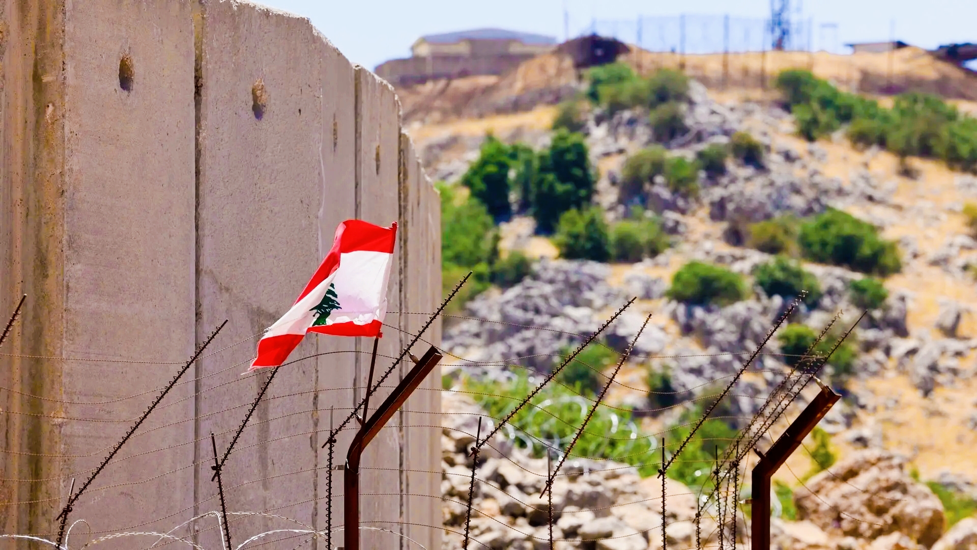 إسرائيل تحذر جنوب لبنان : لا تتعاونوا مع حزب اللّٰـه أو تواجهون الغارات