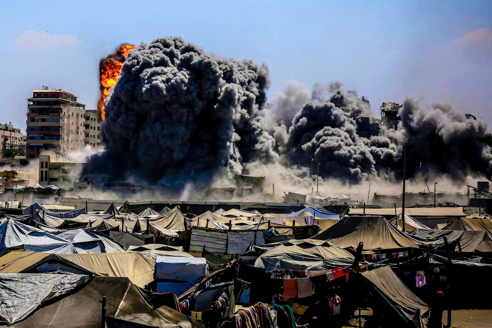 70 martyrs à Gaza lors de frappes israéliennes sur des quartiers résidentiels et des écoles de déplacés