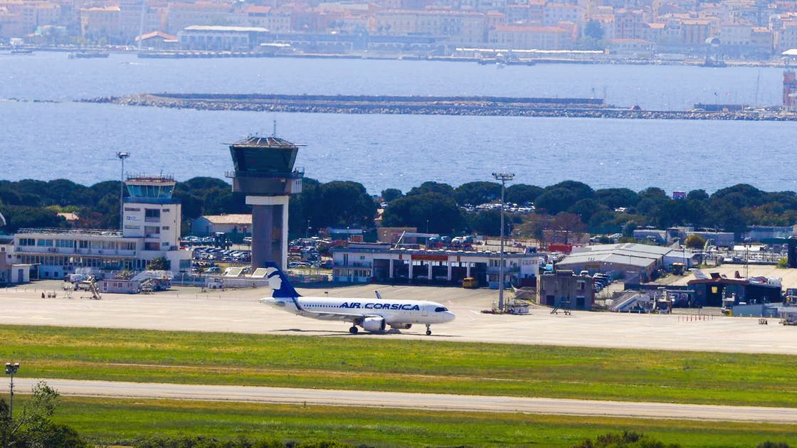 A nap in the control tower delayed a plane's landing for 18 minutes!