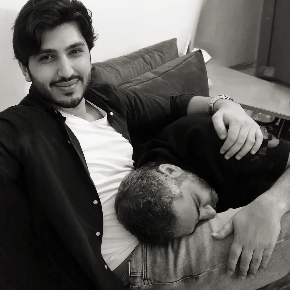 محمد شاكر يعلق على تسليم والده نفسه للجيش : "إن مع العسر يسرًا"