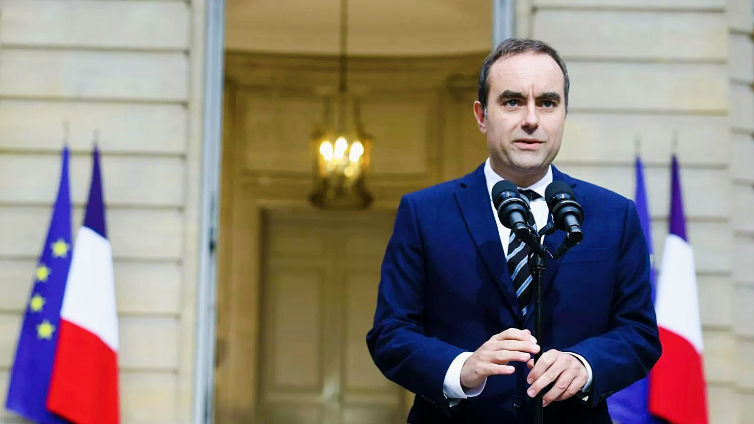Renuncia sorpresiva del Primer Ministro de Francia menos de 24 horas después de su nombramiento