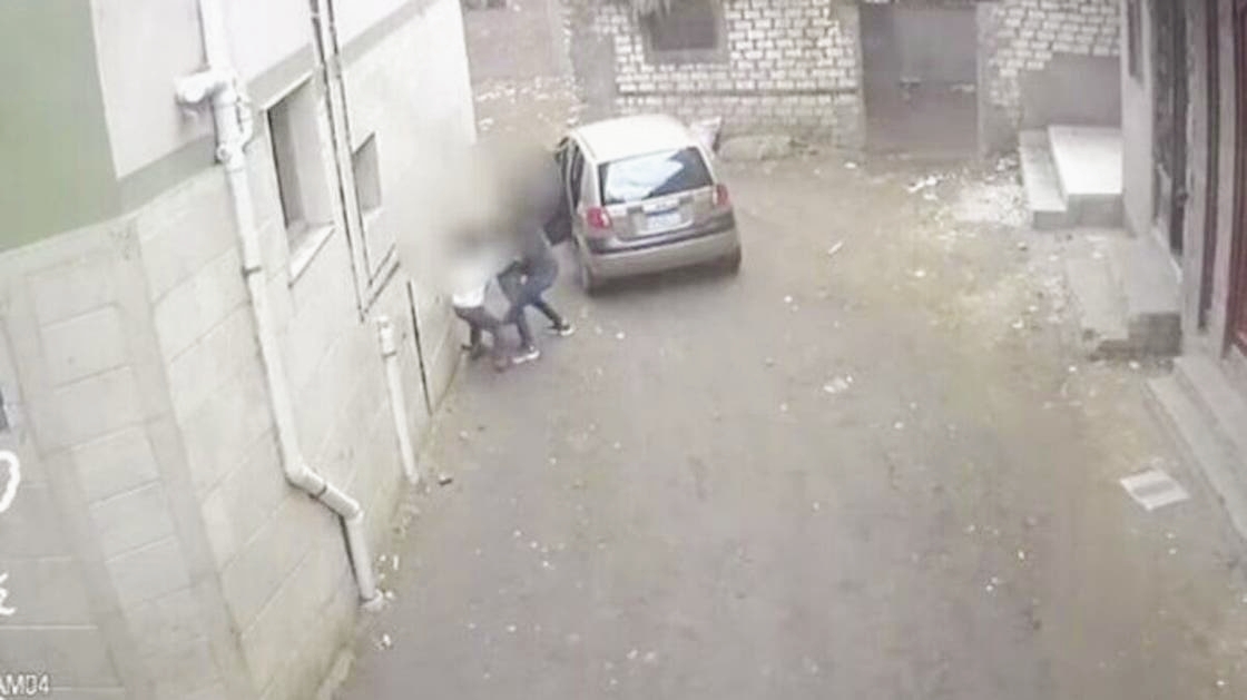 شجاعة طفل تصد محاولة اختطاف في مصر .. فيديو يُثير الجدل