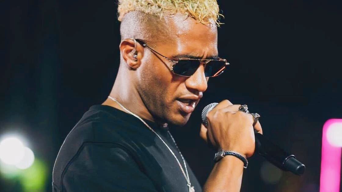 Mohamed Ramadan Takes Off His Shoe on Stage, Sparking Widespread Criticism