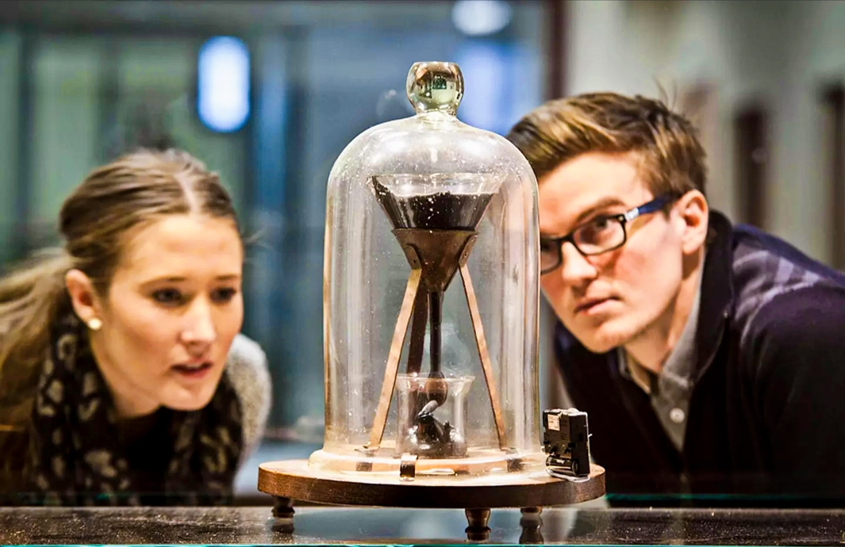 تجربة قطرة القار تبلغ 100 عام : أطول تجربة علمية في التاريخ