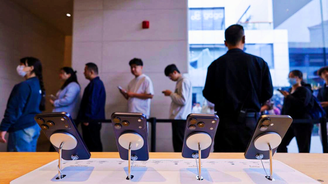 آيفون 17 يحطم الأرقام : أبل تحقق مبيعات قياسية عالميًا