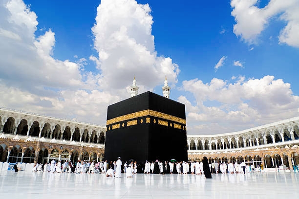 Saudi Arabia Suspends Contracts with 1,800 Travel Agencies Over Umrah Visa Issues