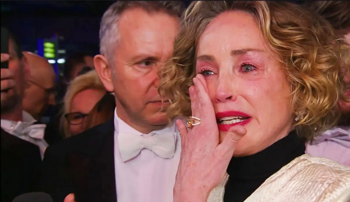 النجمة العالمية شارون ستون تبكي في أبرز حدث اجتماعي بالنمسا