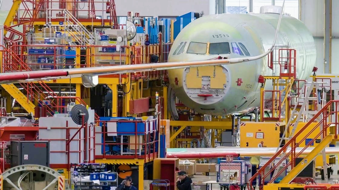 إيرباص تواجه بوينغ : سهم الشركة يهوي 5% بعد خفض توقعات 2026