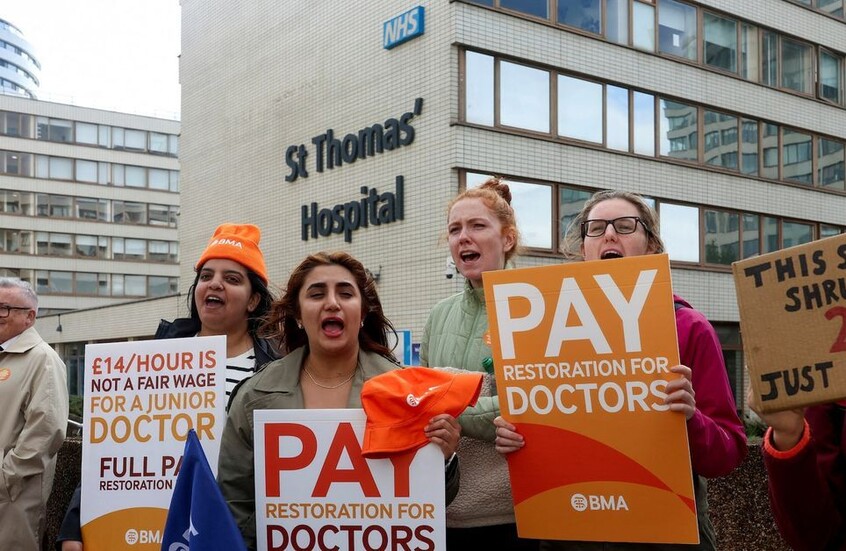Por salarios bajos... Miles de médicos en Inglaterra van a la huelga
