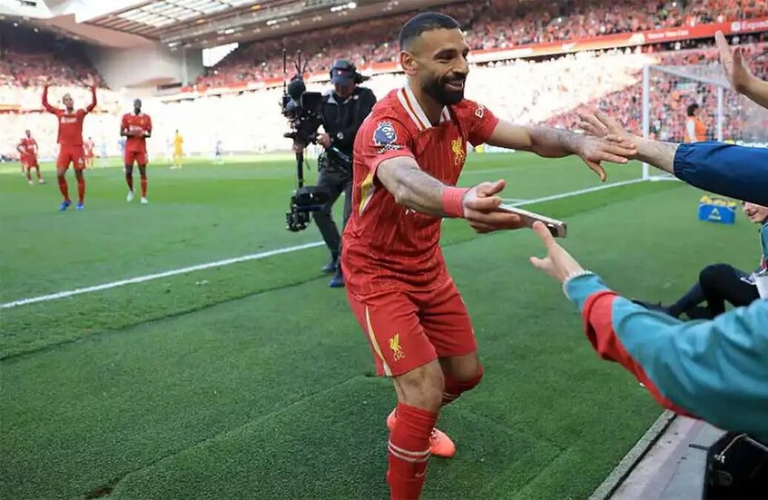 Manchester United Fans sind wütend auf Salah, nachdem er ein Trikot mit den Daten ihrer Niederlagen unterschrieben hat