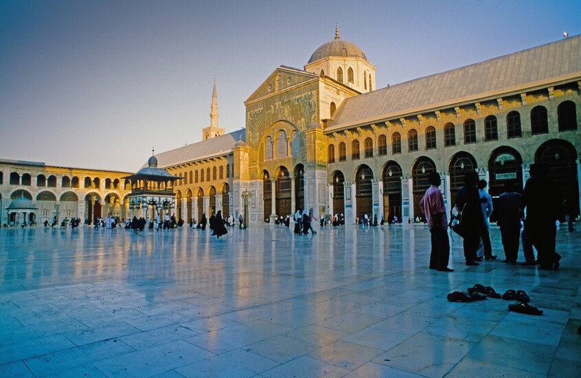 Damaskus .. Ein Mann fährt mit seinem Auto innerhalb des Hofes der Umayyaden-Moschee und sorgt für Unmut und Kritik