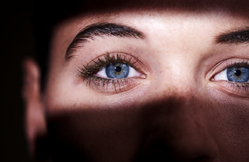 Blaue Augen.. das Geheimnis der Schönheit, das eine optische Täuschung verbirgt