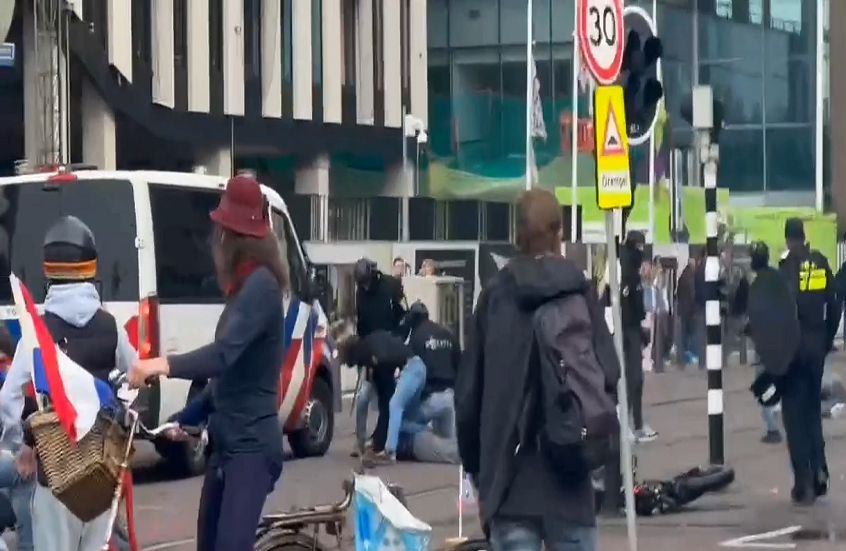 Países Bajos.. la policía dispersa protestas contra la inmigración y arresta a manifestantes en La Haya